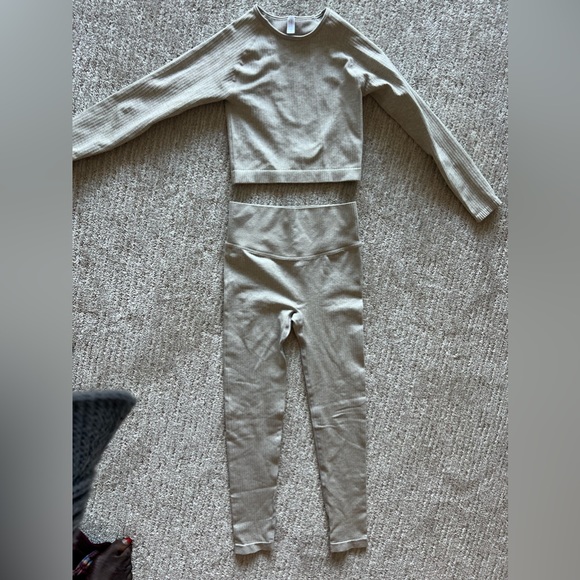 Work out outfit pants and top - Picture 2 of 2